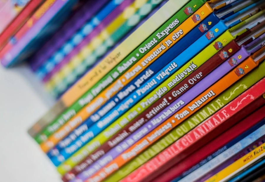 Cotoare colorate de cărți de poveste din biblioteca centrului